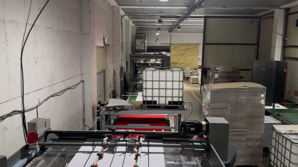 Corrugated cardboard box packaging factory