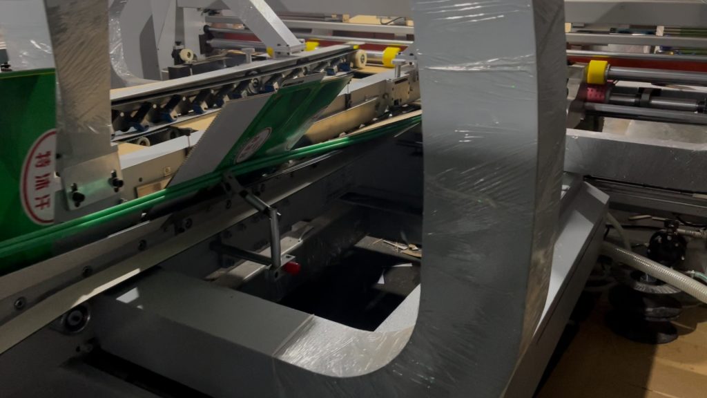 High-speed folder gluer integrated with baler in automated production line