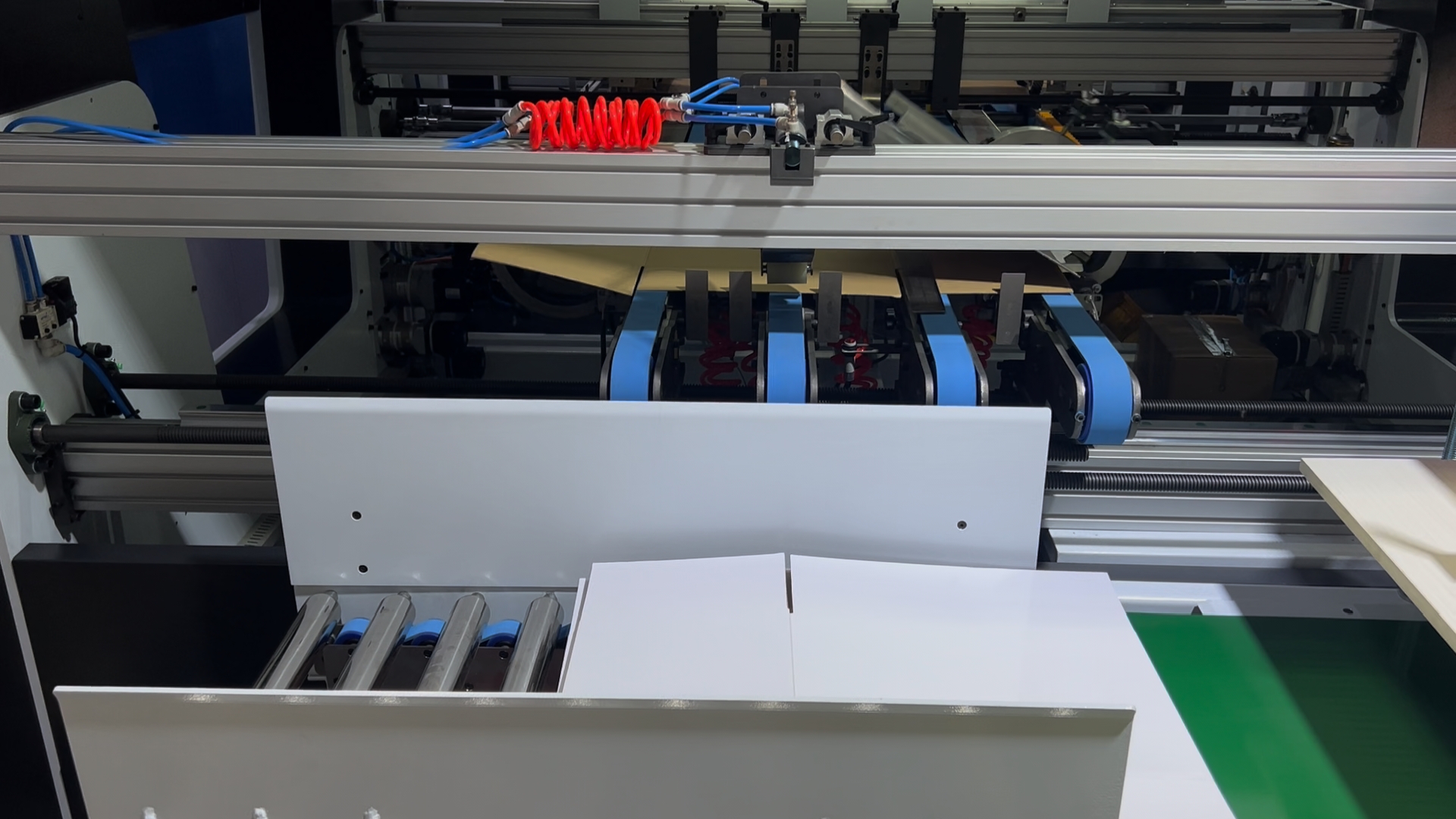 Automatic folder gluer in action