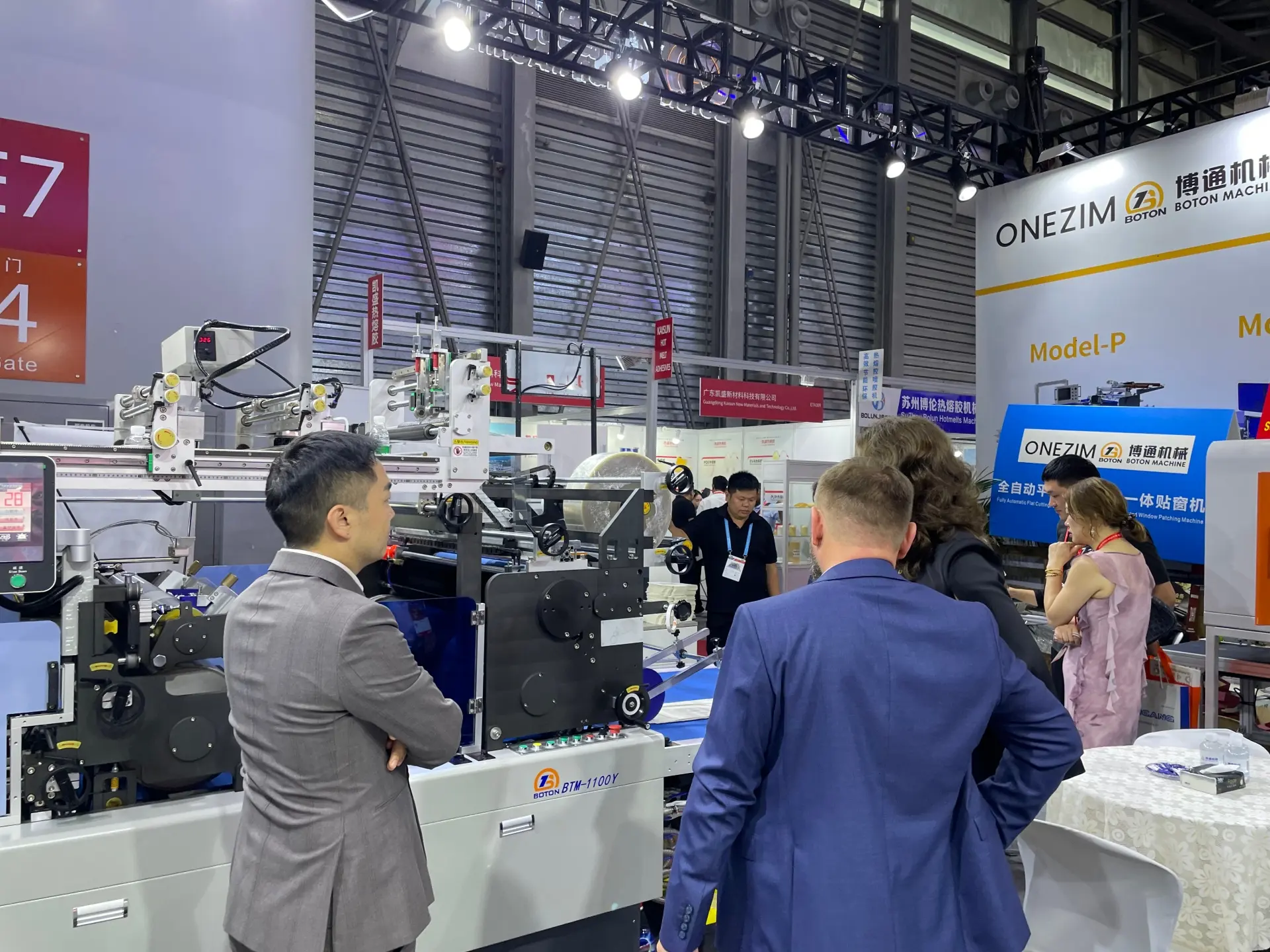 ONEZIM Showcases the Model Y Window Patching Machine in Shanghai